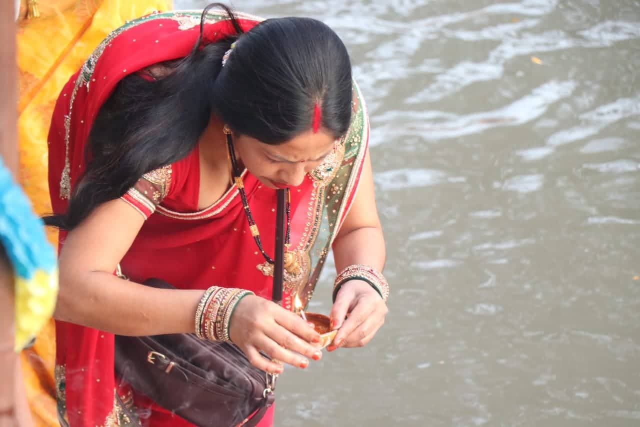 सूर्यको पूजा आराधना गरी छठ मनाइँदै, आज सार्वजनिक बिदा
